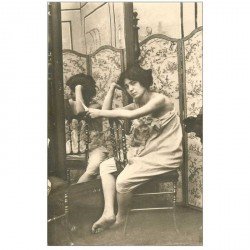 carte postale ancienne FEMMES. Jeune femme lassive et pensive. Série Parisiennes