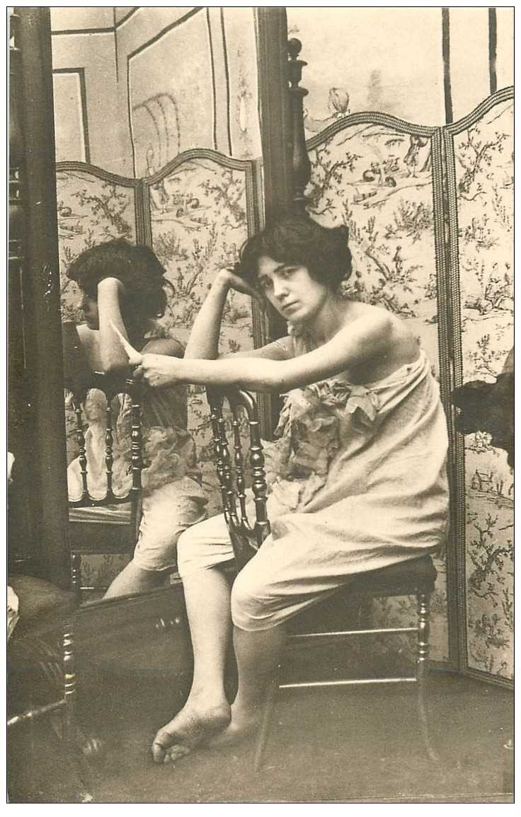carte postale ancienne FEMMES. Jeune femme lassive et pensive. Série Parisiennes