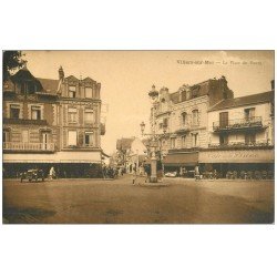 carte postale ancienne 14 VILLERS-SUR-MER. Place du Bourg Cafés et voiture ancienne