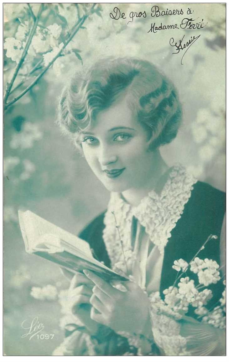 carte postale ancienne FEMMES. Jeune femme lisant son journal intime par Léo 1928