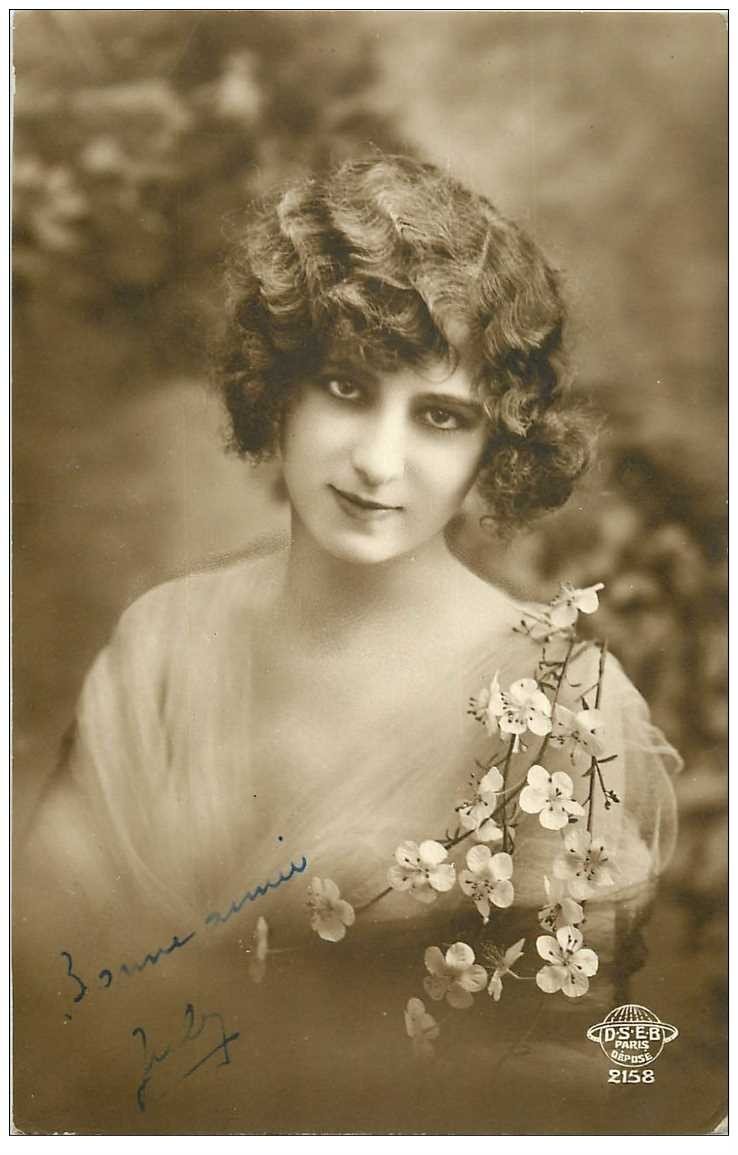 carte postale ancienne FEMMES. La nostalgie 1919