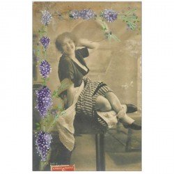 carte postale ancienne FEMMES. Les bas retombants avec fruits peints à la main 1911. Papier radium brom
