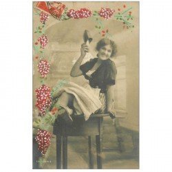 carte postale ancienne FEMMES. Les chaussons avec fruits peints à la main 1911
