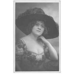 carte postale ancienne FEMMES. Mademoiselle Géo Dorly superbe chapeau de plume...