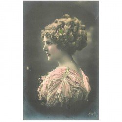 carte postale ancienne FEMMES. Médaillon dans superbe coiffure 1911