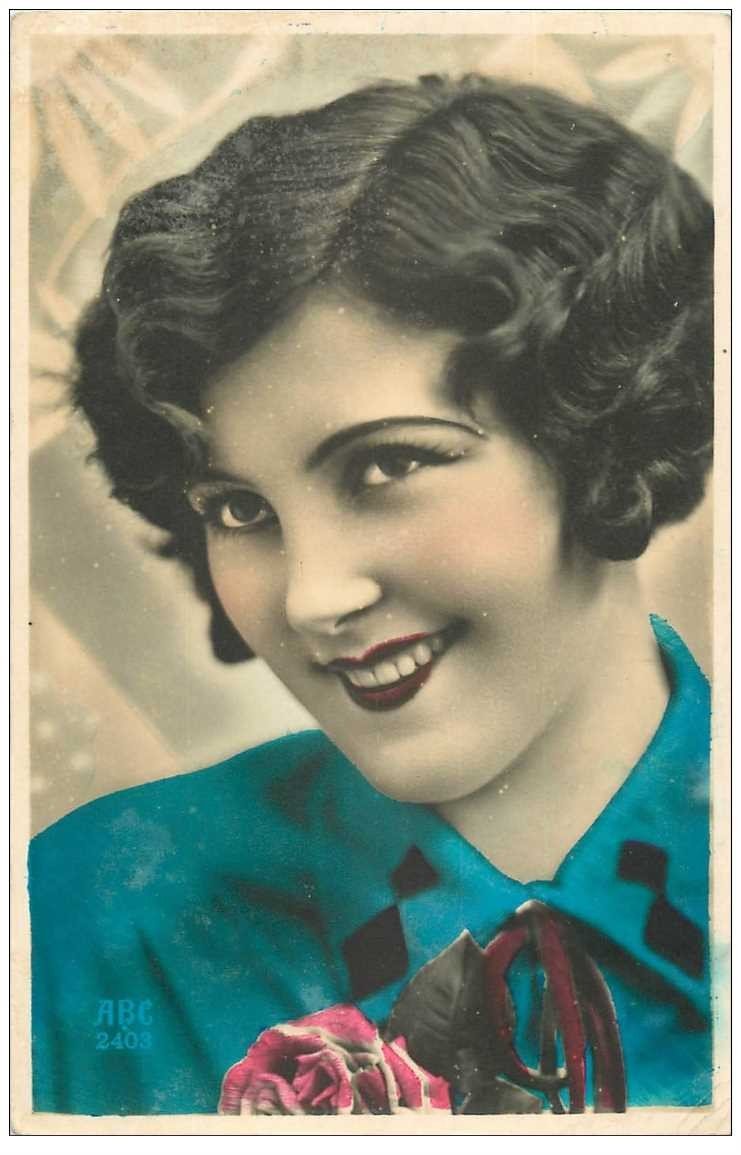 carte postale ancienne FEMMES. Superbe sourire 1932