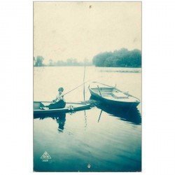 carte postale ancienne FEMMES. Une Pêcheuse sur barque 1922