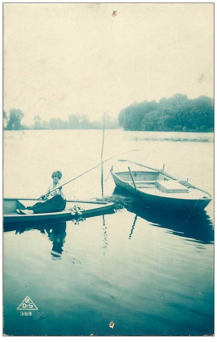 carte postale ancienne FEMMES. Une Pêcheuse sur barque 1922