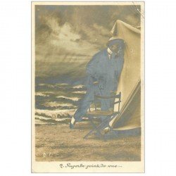 carte postale ancienne HOMMES. Un voyeur avec un superbe point de vue sur une cabine de Plage 1906