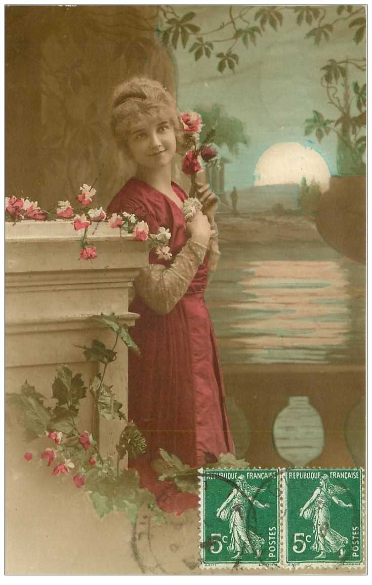 carte postale ancienne SUPERBE FEMME. Avec des Roses et fond de décor bucolique. Destinataire à La Canourgue