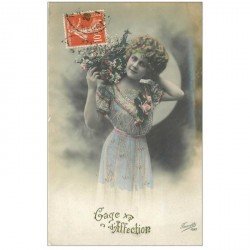 carte postale ancienne SUPERBE FEMME. Bouquet de Fleurs pour un gage d'Affection 1911