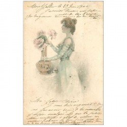 carte postale ancienne SUPERBE FEMME. Plaçant des Fleurs dans un vase 1901