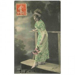 carte postale ancienne SUPERBE FEMME. Sur une estrade en bois 1912