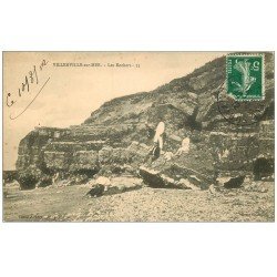 carte postale ancienne 14 VILLERVILLE. Animation sur les Rochers 1912