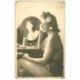 carte postale ancienne Photo dimension Cpa. Superbe Femme à moitié nue et en sous-vêtements en train de se repoudrer.