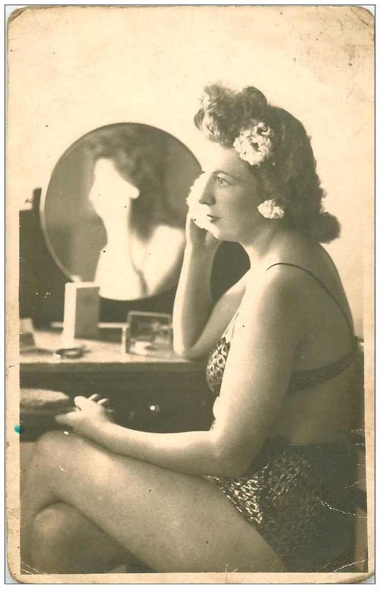 carte postale ancienne Photo dimension Cpa. Superbe Femme à moitié nue et en sous-vêtements en train de se repoudrer.