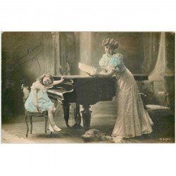 carte postale ancienne MUSIQUE ET MUSICIENS. La Pianiste Emilienne et sa mère accoudée au Piano