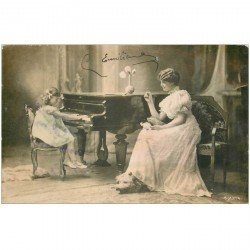 carte postale ancienne MUSIQUE ET MUSICIENS. La Pianiste Emilienne et sa mère assise