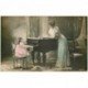carte postale ancienne MUSIQUE ET MUSICIENS. La Pianiste Emilienne et sa mère debout