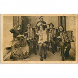 carte postale ancienne MUSIQUE ET MUSICIENS. Orchestre Le Pelican de Nina Jazz. Accordéons, Banjo et Batterie