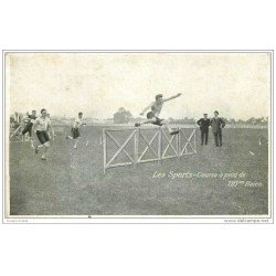 carte postale ancienne LES SPORTS. Athlétisme. Course à pied 110 m Haies