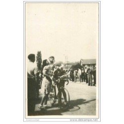 Cycliste et Cyclisme. Photo Cpsm LOUISON BOBET. Remise de Fleurs. Etape Tour de France ?...