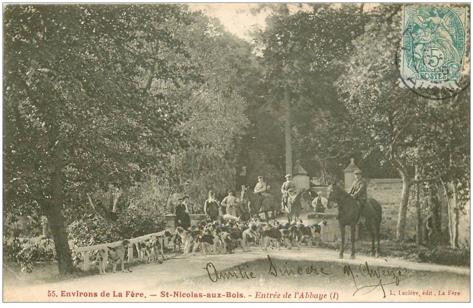 carte postale ancienne 02 SAINT-NICOLAS-AU-BOIS. Abbaye et meute de chiens Chasse à Courre 1905