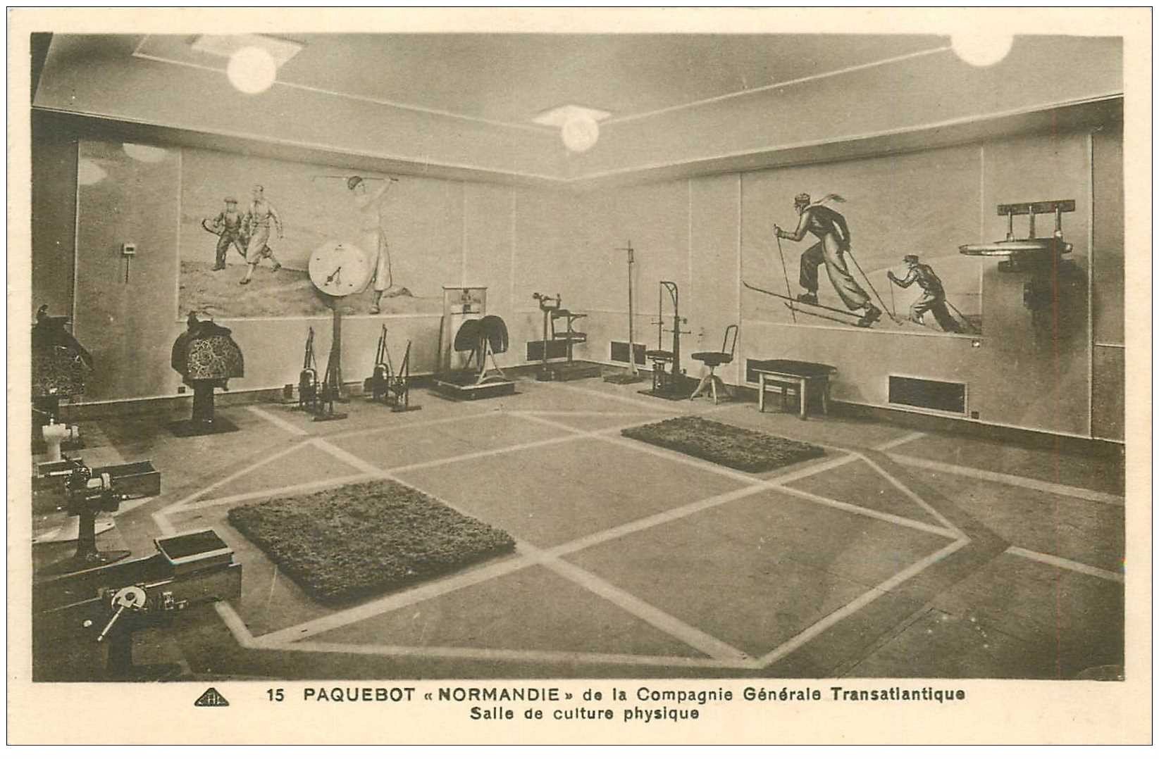 carte postale ancienne TRANSPORTS. Navires et Bateaux. Paquebot Normandie Salle culture physique