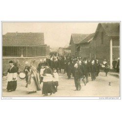 carte postale ancienne METIERS SAPEURS POMPIERS. Carte Photo Procession dans un Village