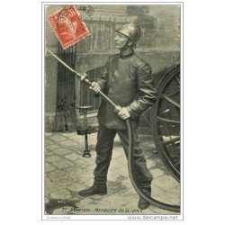 carte postale ancienne METIERS SAPEURS POMPIERS. Manoeuvre de la lance 1909