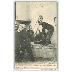 carte postale ancienne METIERS SAPEURS POMPIERS. Remontée d'un Sauveteur d'un Puits asphyxiant