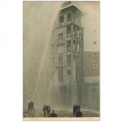 carte postale ancienne METIERS. Les Sapeurs Pompiers de Paris exercice Pompes en action sur Tour en bois enflammée