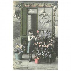 carte postale ancienne Carte Fantaisie 1912 METIERS. Jeune Fleuriste devant Café Vins. Edition Rex