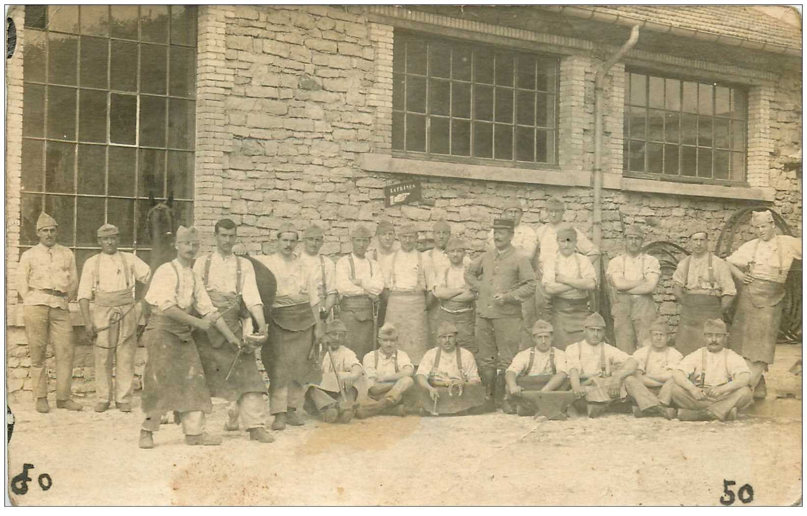 METIERS. Carte Photo de Militaires. Le Maréchal Ferrant. Enclume masse marteau et Fer à Cheval vers 1910