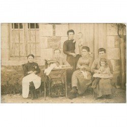 METIERS. Une Tricoteuse et une Couseuse sur machine à coudre Singer. photo carte postale vierge