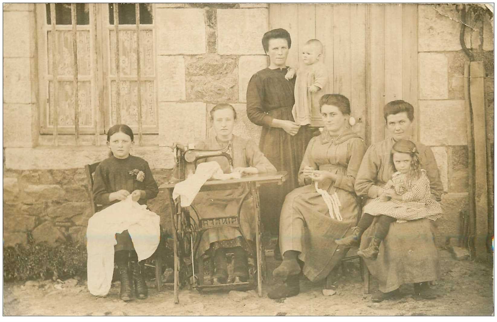 METIERS. Une Tricoteuse et une Couseuse sur machine à coudre Singer. photo carte postale vierge