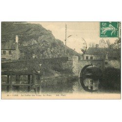 carte postale ancienne 14 VIRE. Le Pont et personnage sur le Ponton