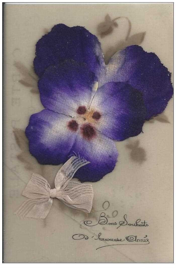 Carte Fantaisie à système. Fleur Pensée et noeud en tissu sur support celluloïd