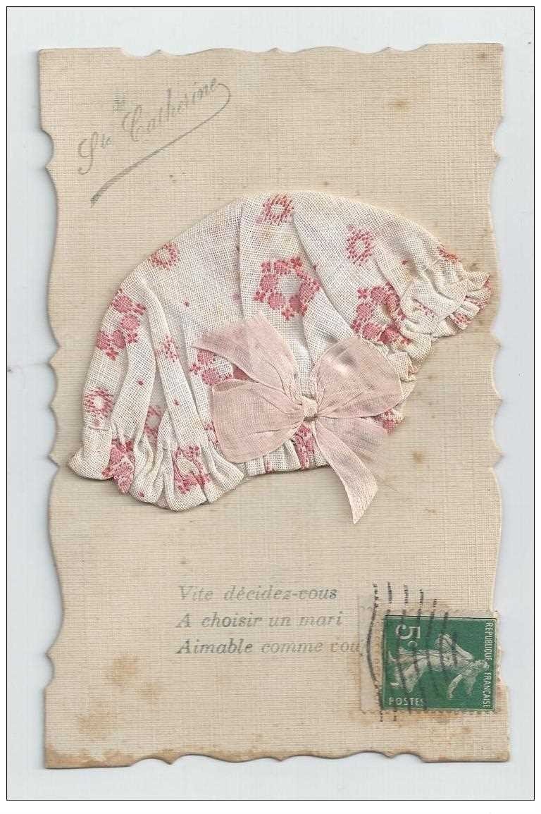 Carte Fantaisie à système. Sainte Catherine avec bonnet et noeud en tissu