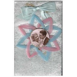 Superbe Carte à système avec Couple en photo médaillon avec noeud en tissu et crêpe. Amoureux