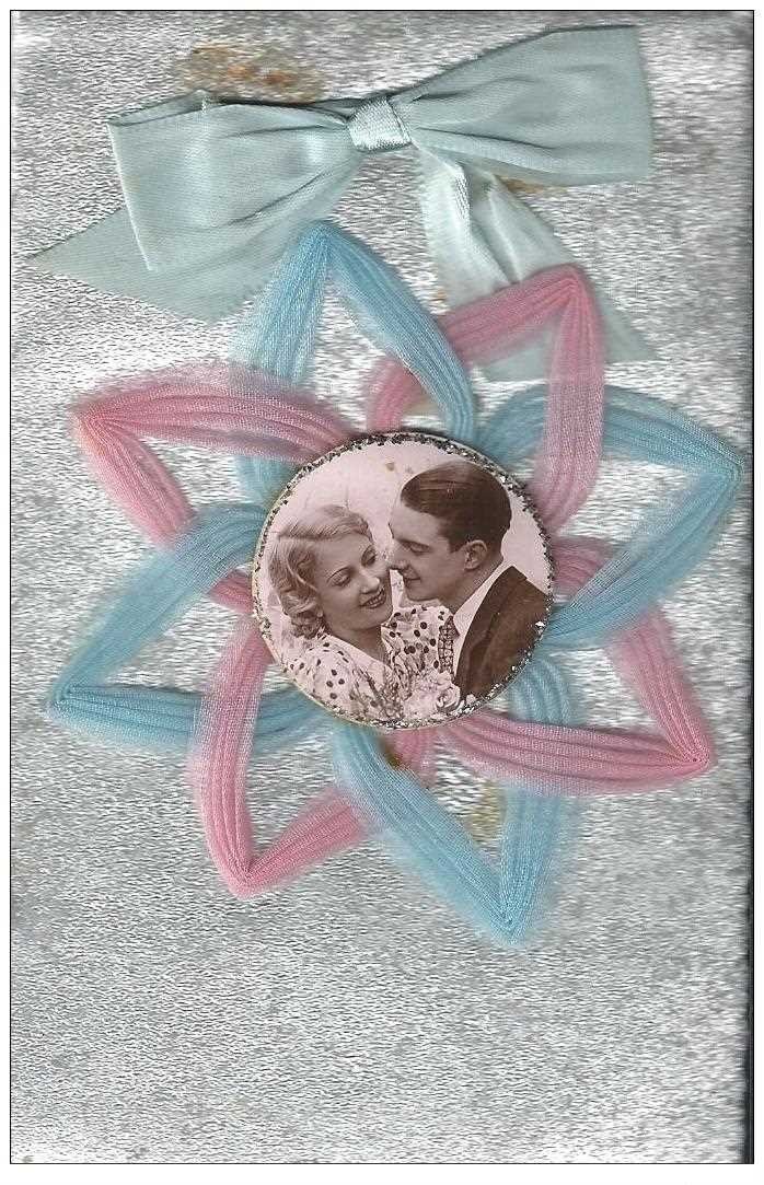 Superbe Carte à système avec Couple en photo médaillon avec noeud en tissu et crêpe. Amoureux