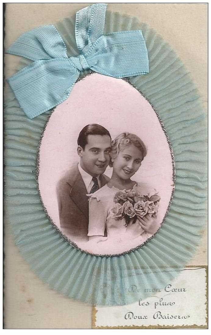 Superbe Carte à système avec Couple en photo médaillon avec noeud en tissu et crêpe. Doux baiser 1944