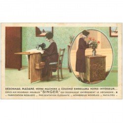 carte postale ancienne PUBLICITE SINGER. Femme découvrant une des premières machine à coudre avec son meuble