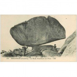 carte postale ancienne DOLMENS ET MENHIRS. 29 BRIGNOGAN. Roche Tremblante sur Pivot animation