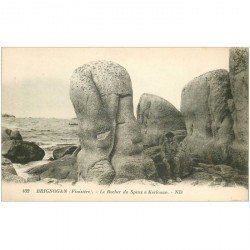 carte postale ancienne DOLMENS ET MENHIRS. 29 BRIGNOGAN. Rocher du Phinx à Kerlouan animation