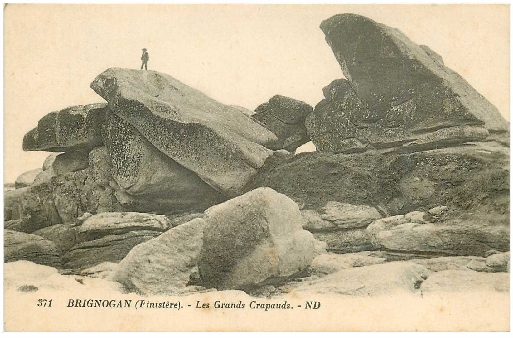 carte postale ancienne Dolmens et Menhirs. BRIGNOGAN. Grands Crapauds personnage