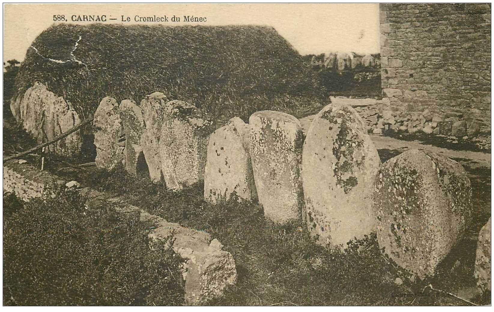 Dolmens et Menhirs 56 CARNAC. Le Cromleck du Ménec. Déchirure vers coin gauche...