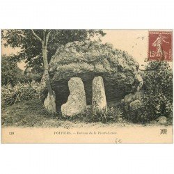 carte postale ancienne Dolmens et Menhirs. POITIERS. Pierre Levée 1929