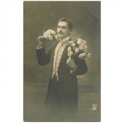 carte postale ancienne BONNE ANNEE. Fleurs et moustachu