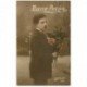 carte postale ancienne BONNE ANNEE. Homme et Fleurs 1918